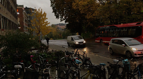 Strax efter klockan nio imorse var gatlyktorna fortfarande tända i Stockholmsområdet.
