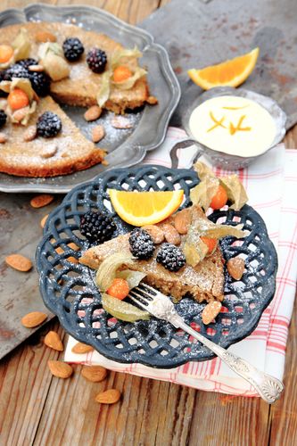 Phsysalis och björnbär är gott att toppa kakan med.