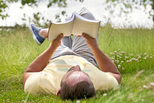 LÅT TIDEN GÅ! Lägg undan telefonen och surfplattan och unna dig ett gammaldags sätt att njuta av läsning. En god bok får ner dig i varv, och öppnar kanske en värld du inte kände till.