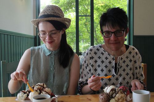 Susanne Evertsson Grahn och Louice Evertsson - mor och dotter - har en blogg ihop. Den handlar om att fika!