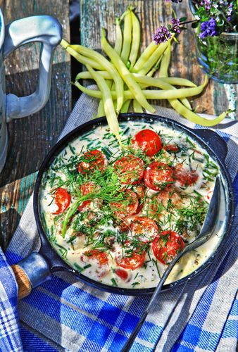 Abborrfilé i en krämig gräddsås med tomater och mycket dill och gräslök. Abborrfilén går också bra att byta mot gösfilé, även den måste ”byxas” för att få bort de små benen.