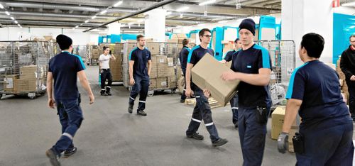 Enligt Postnords uppskattning har runt 400 000 paket och brev inte hämtats ut. Det är nästan hälften av alla paket som kommit sedan första mars.