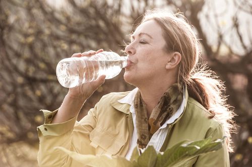 Det är viktigt att dricka vatten när sommarvärmen blir långvarig. Foto: Istock