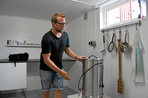 Ölbryggning är ett intresse som nu också blivit ett jobb för Erik Åberg.