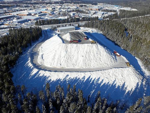 – Snöhögen i Östersund är över 45 meter nu och tippen har stängts eftersom det inte ryms mer, säger Denny Blomström, som tog den här bilden den 15 februari.