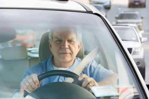 Äldre som kör bil måste testas, det anser en majoritet av svenska folket.