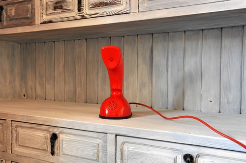 Nu kan de fasta telefonerna bli färre, när priserna höjs. Något som slår mot de som saknar alternativ.