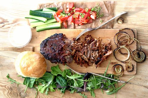 Efter fyra timmar i ugn på låg värme är köttet så mört att det enkelt dras i trådiga bitar för att serveras som burgare.