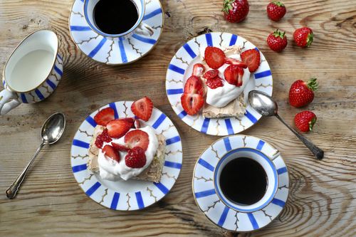 En god kopp kaffe till tårtan och fikat är komplett.