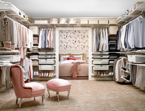 Ljuset är bra, färgerna milda och vartenda utrymme i klädkammaren används för förvaring. Foto: Elfa.