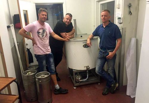 Robin Sanderfalk, Ceith Landin och Peder Josephsson står bakom det nya bryggeriet i Rejmyre i Östergötland.