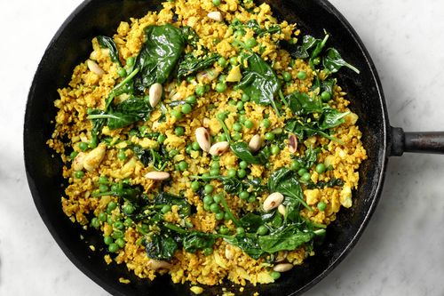 En stekpanna fylld med detta blomkålsris ser inte annat än aptitlig ut.