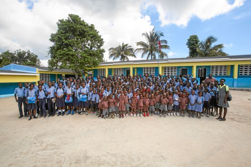 Lands skola på Haiti växer. Efter ett regeringsbeslut måste alla skolor även ha högstadieundervisning. Det betyder att skolan i Hesse, som blev verklighet tack vare Lands läsare, får ytterligare cirka 100 elever i årskurserna 7-9. När bygget av nya klassrum är i gång vill de också passa på att bygga ett skolbibliotek. Foto Dennis Thern.