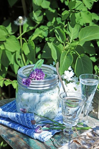 Dill, persilja och gräslök är gott i sillblandningen.