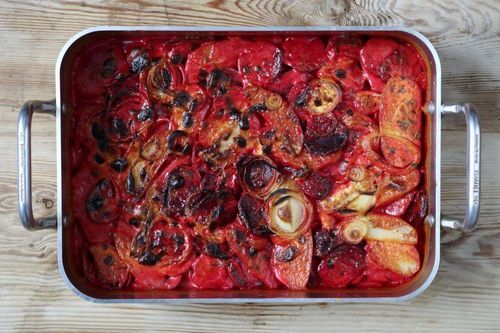 Byt ut potatisen mot rödbeta och laga en magiskt god gratäng – fetaosten ger den extra god smak.