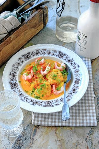 Godaste fiskgrytan med lax och räkfond.