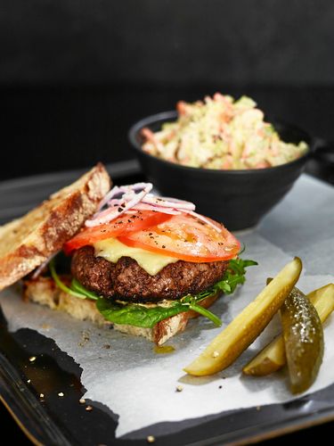 Hamburgare med hemmagjord coleslaw gör succé till fredagsmyset.