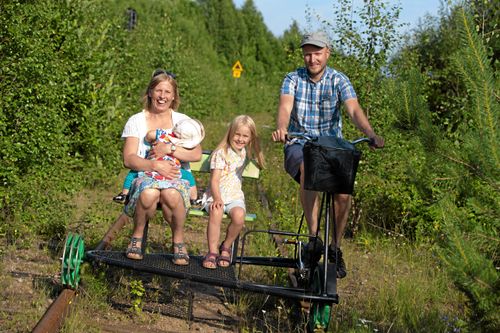 Familjen Beijer från Uppsala har ett sommarställe bara en bit från Vitvattnet. De kan i dag trampa på Sverige längsta dressinjärnväg.