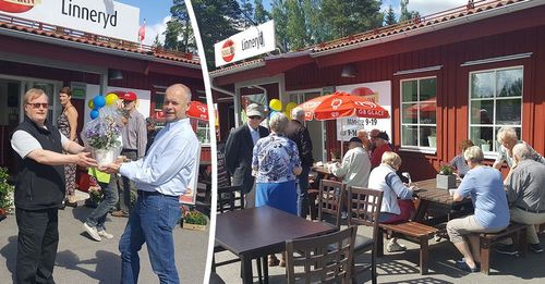 Linnerydsborna lyckades rädda sin mack och affär, nyligen firades affärens femårsjubileum. Till vänster överräcker sockenrådets Mikael Kamph (höger) en blomma till handlaren Per-Olof Håkansson. Foto: Stina Åkesson.