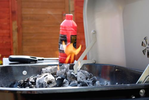 De stora butikskedjorna Hemköp, Willys, ICA och Coop stoppar nu försäljningen av tändvätska, grillkol och briketter i de län där det råder totalt eldningsförbud.