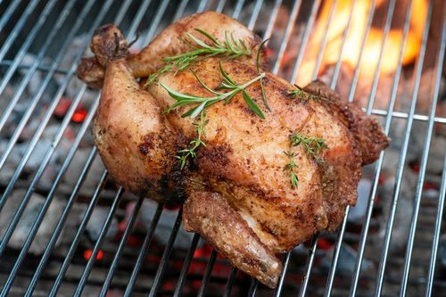 Fyll den hela kycklingen med godsaker och lägg på grillen.