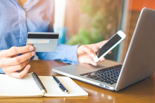 Att handla på nätet är smidigt men innebär även en ökad risk att få sin identitet kapad.