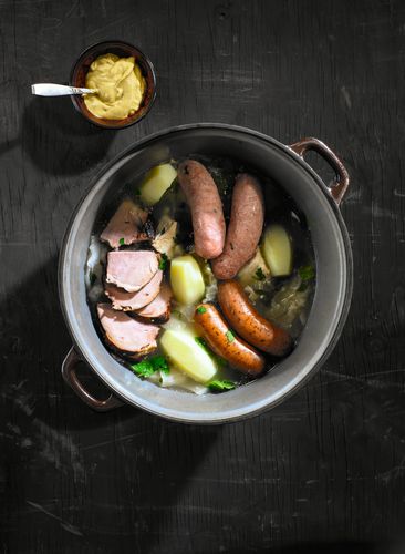 Fina smaker. Detta är en klassisk fransk gryta med fläskkött och surkål.