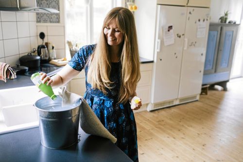 Börja med oparfymerade rengöringsprodukter, tycker kemisten och kemikaliebantaren Therese Birath.