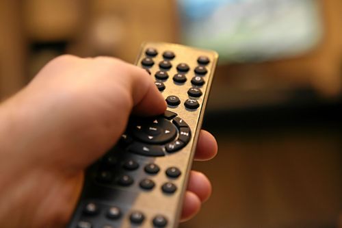 Tv-avgiften är omodern och ska bytas ut, anser public service-kommittén.