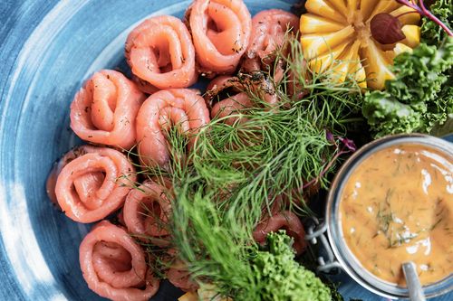 En kall sås att servera till gravad lax.