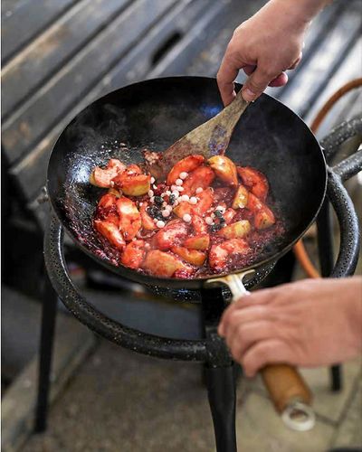 Hallonstekta äpplen med karamellkross är en ljuvlig dessert som du kan du laga under bar himmel.