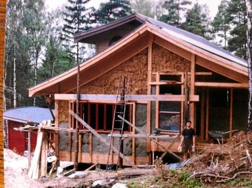 Bygget på gång. Ramen fylls av hårdpackade halmbalar.