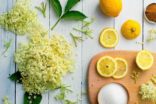 Av fläderblommor och citron kan du göra härligt frisk marmelad.
