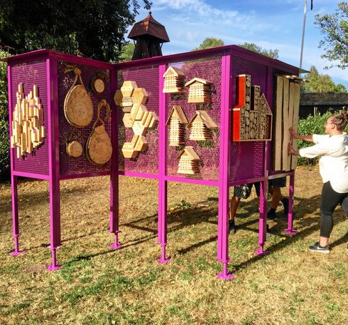 Naturskyddsföreningen bygger Sveriges största vildbihotell på festivalen Way Out West. Foto: Naturskyddsföreningen.