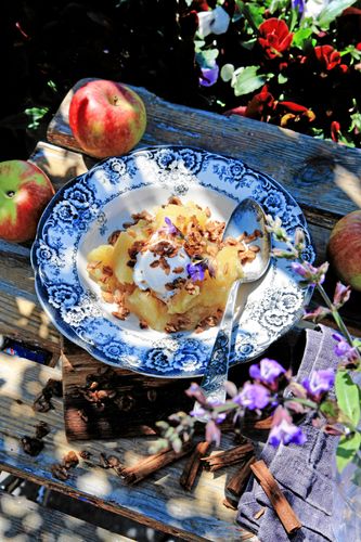 Ljummen äppelkompotten med vaniljglass toppad med kanelkryddat dinkelfras – bästa desserten.