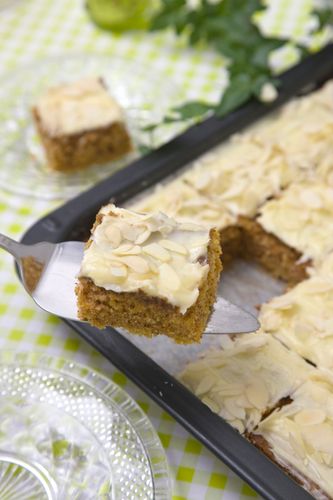 En morotskaka slår aldrig fel. Det här receptet ger en saftig morotskaka.