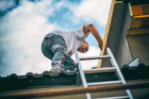 Det här ser inte säkert ut. Taksäkerhetsutrustningen kan faktiskt rädda liv.