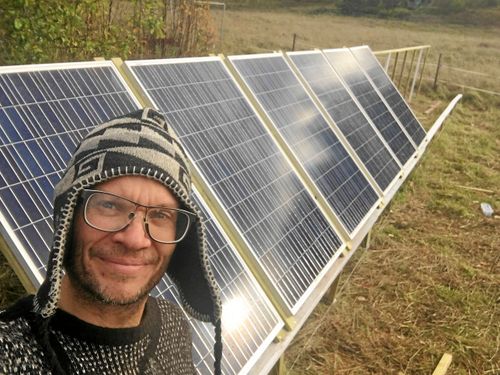 Självhushållaren Henrik Andersson bor i det lilla samhället Skyttorp.