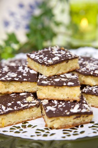 Härliga rutor med mandelmassa och choklad.