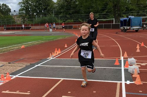Elias bestämde själv hur mycket han skulle springa, gå, vila och äta under loppets sex timmar.