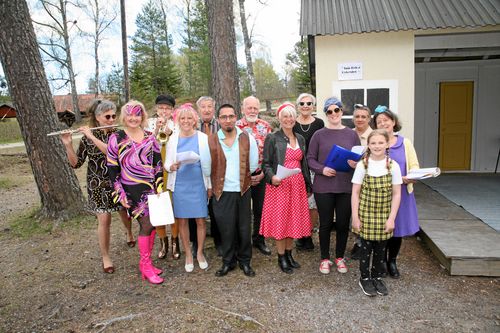 Teatergruppen Löskefolket har spelat teater tillsammans i många år och i år spelar de fyra uppsättningar i Koppartorp i juli. Namnet Löskefolket kommer från gruppens första egna pjäs - ”När prästens piga fick asyl vid Näfveberg”.