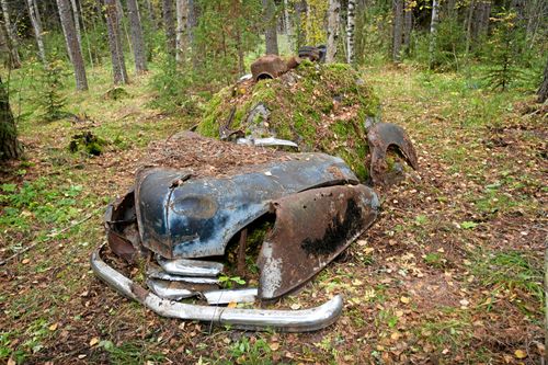Gamla bilar som blir stående kan ställa till det ur miljösynpunkt.