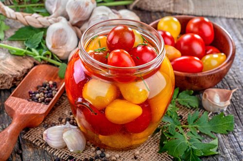Inlagda tomater är har en fint sötsyrlig smak som passar exempelvis till grillat kött, kyckling, grillade grönsaker och ost.