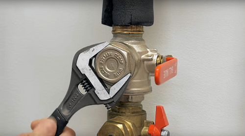 Var noga med att du väljer rätt mutter när filtret ska rengöras. Det kan finnas fler med liknande utseende.